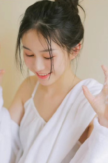 闺蜜穿白丝用黄瓜折磨我